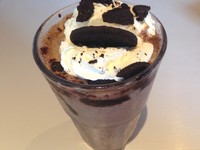 Milkshake Oreo Crunch Shamrock bisa jadi pilihan minuman legit dan creamy.