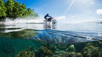 Dengan menggunakan motor trail yang di rodanya terpasang papan ski, dia berhasil meniti gelombang besar di lautan di antara pulau Papara dan Teahupoo, Tahiti. (Istimewa/DC Shoes)