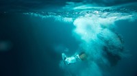 Agar bisa menaklukkan ombak besar di Tahiti, Robbie Maddison berupaya keras selama hampir 3 tahun. Dimakan ombak besar seperti foto ini sudah menjadi hal biasa namun pastinya berisiko kehilangan nyawanya. (istimewa/DC Shoes).