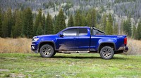 Sedangkan edisi Z71 Trail Boss, sesuai dengan karakter dan penggunaannya di medan sulit, berpenampilan lebih agresif.  Diantara penunjang tampilan itu adalah, ban khusus untuk medan off road Goodyear Wrangler Duratec 265 / 65R17, pelek khusus ukuran 17 inci, sport bar,  flare fender yang lebih lebar. Pilihan mesin sama yakni 2.500 cc dan 3.600 cc. Ist/dok Chevrolet.