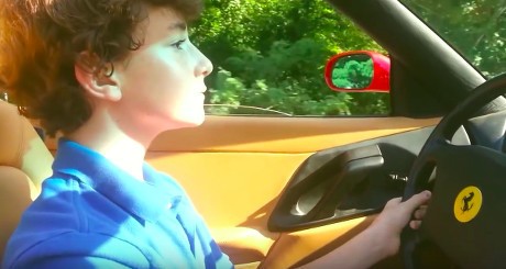 Walah, Bocah 13 Tahun Ini Pacu Ferrari 355 di Jalanan