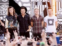 Naik ke panggung, One Direction langsung disambut ratusan penggemar. Stephen Lovekin/Getty Images/detikFoto.