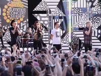 Sebagai penutup, lagu baru bertajuk 'Drag Me Down' sukses dibawakan oleh Harry Styles Cs yang langsung diikuti oleh teriakan fans yang histeris. Stephen Lovekin/Getty Images/detikFoto.