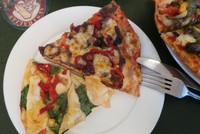 Selain minum sambil nongkrong, wisatawan juga bisa menikmati beragam makanan favorit orang Australia. Salah satunya adalah aneka pizza dengan topping unik. Mulai dari daging kanguru sampai lemu (Shafa/detikTravel)