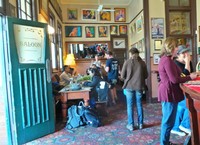 Restoran sekaligus pub ini tak pernah sepi kedatangan pengunjung. Baik warga lokal maupun wisatawan sama-sama senang nongkrong di sini (Shafa/detikTravel)