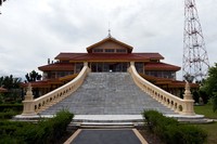 Bangunan yang menghadap Sungai Siak ini terdiri dari dua lantai. Ciri khasnya adalah tangga utama berbahan marmer yang menjuntai dari pintu utama di lantai dua turun makin ke bawah makin lebar (Silvia/detikTravel)