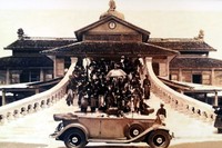 Foto tua dari masa Sultan Siak XI Syarif Hasyim. Sekarang, bangunan ini bernama resmi Balairung Sri: Museum Budaya dan Sejarah Siak (Silvia/detikTravel)