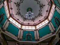 Ornamen langit-langit yang sangat cantik. Kubah kecil di bagian atap ini menambah keindahan bangunan (Silvia/detikTravel)
