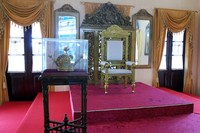 Singgasana dan mahkota Sultan berada paling utara ruangan. Namun ini hanya replika singgasana dan mahkota, karena yang asli ada di Museum Nasional (Silvia/detikTravel)