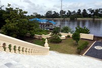 Sungai Siak dilihat dari tangga Balai Kerapatan Tinggi. Banyak bangunan penting Kesultanan Siak berada di tepi Sungai Siak (Silvia/detikTravel)
