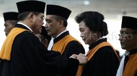 Enam hakim agung itu diharapkan dapat bekerja sebaik-baiknya.