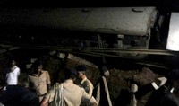 Dituturkan pihak Kementerian Urusan Perkeretaapian, ada 12 gerbong rangkaian kereta Kamayani Express yang anjlok di dekat wilayah Harda, Madhya Pradesh sesaat sebelum tengah malam. Kereta ini tengah melaju dari kota Varanasi menuju Mumbai. Reuters/Ani/detikFoto.