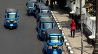 Meski ada rambu dilarang parkir, angkutan umum taksi dan bajaj tetap nekat mangkal.