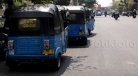 Sopir bajaj berbahan bakar gas ini, tidak peduli meski dan nekat parkir meski telah ada rambu dilarang parkir.