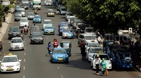 Mangkalnya taksi dan bajaj juga menghambat laju kendaraan yang melintas.