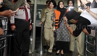 Evy keluar gedung KPK usai menjalani pemeriksaan.