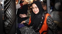 Evy memasuki mobil tahanan KPK.