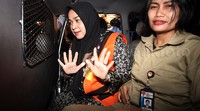 Mobil tahanan siap membawa Evy ke Rutan KPK.