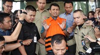 Gatot keluar gedung KPK usai menjalani pemeriksaan.