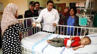 Satu persatu pasien menerima bingkisan dari BK3S DKI dan KPAI.