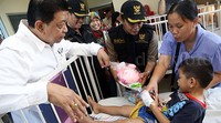 Pembagian bingkisan itu dalam rangka memperingati Hari Anak Nasional.