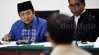 Waryono Karno serius mendengarkan kesaksian mantan Kepala SKK Migas tersebut.