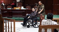 Ia disebut-sebut menderita sakit gula darah hingga untuk sementara harus dirawat di rumah sakit.