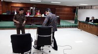 Hakim Ketua Artha Theresia meminta Udar merampungkan dulu pengobatannya.