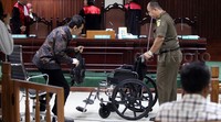 Sidang baru akan dilanjutkan jika terdakwa sudah diizinkan dokter untuk bisa mengikuti persidangan.