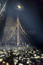 Melihat Aksi Pemetik Sarang Walet di Goa Laut Selatan