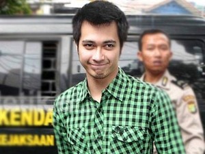 Tiba di Kantor Polisi, Keluarga Langsung Temui Eza Gionino