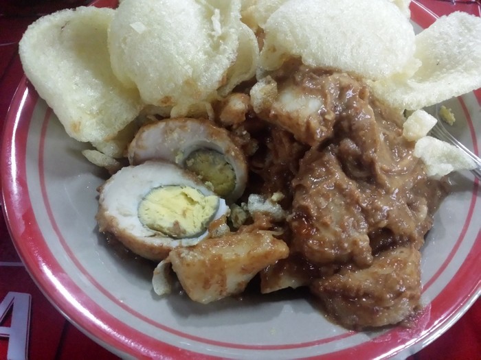 Ketoprak Chiky Paduan Bumbu Kacang yang Pekat Dalam