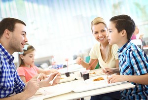 Orang Tua di Inggris Berikan Gadget dan Junk Food agar Anak Tenang di Restoran