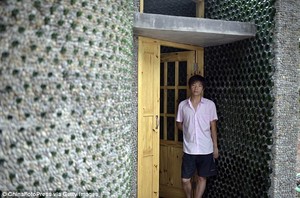 Wouw! 8500 Botol Bir Bekas Ini Disusun Menjadi Bangunan Cantik