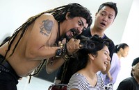 Keseruan di belakang panggung.