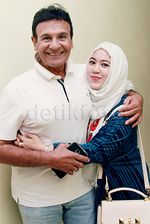 Bahagianya Mark Sungkar Dipeluk Istri