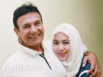 Bahagianya Mark Sungkar Dipeluk Istri