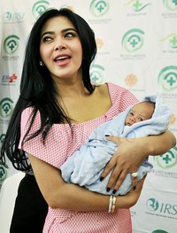 Pelantun 'Cetar' itu mengatakan, dirinya sangat bahagia dan terharu ketika tahu sang adik melahirkan bayi kembar yang diberi nama Ratu dan Raja. Pool/Noel/detikFoto.
