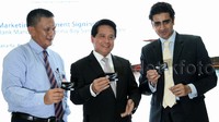 (Ki-ka) SVP Credit Cards Bank Mandiri Boyke Yurista, Direktur Consumer Banking Bank Mandiri Hery Gunardi tengah berbincang dengan SVP Marketing Marina Bay Sands Maunik Thacker usai penandatanganan perjanjian kerjasama joint marketing promo program di Plaza Mandiri Jakarta, Rabu (5/8/2015).