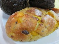 Obao choco pistachio mango berukuran lumayan besar. Roti ini terasa manis creamy dan sedikit gurih karena penambahan kacang pistachio.