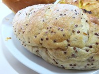 Obao psyllium quinoa cocok dikonsumsi para pelaku hidup sehat. Roti ini teksturnya empuk kenyal dan rasanya plain. Ada sedikit krenyes kenyal butiran quinoa ketika roti dikunyah.