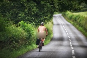 Pesepeda Bugil Tertangkap Kamera Traveler di Pedesaan Inggris