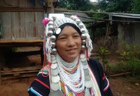 Suku Akha memiliki salah atribut yang unik, terutama para wanita. Jika sedang mengenakan pakaian tradisional, biasanya dibarengi dengan beragam pernak-pernik di tangan, leher dan kepala. Cantik! (Khairul/detikTravel)
