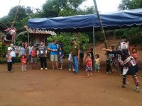 Untuk mengayunkan, satu orang lagi akan menarik tali agar ayunan makin tinggi (Khairul/detikTravel)