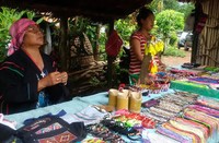 Setelah melihat tradisi unik, wisatawan juga bisa berbelanja pernak-pernik khas yang mereka buat sendiri. Biasanya, di pintu masuk desa, akan berjejer tenda yang berisi jualan hasil kerajinan wanita di desa tersebut (Khairul/detikTravel)