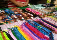 Salah satu yang bisa Anda beli adalah gelang dari manik-manik. Harganya pun tak mahal, sekitar 20 Baht per buah atau setara dengan Rp 7.600 (Khairul/detikTravel)