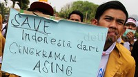 Para pendemo membawa berbagai poster.
