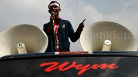 Orator berorasi di atas mobil.