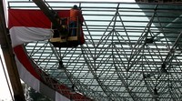 Petugas memasang umbul-umbul merah putih di depan pintu VVIP GBK.