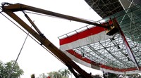 Alat berat dikerahkan untuk memasang umbul-umbul merah putih.